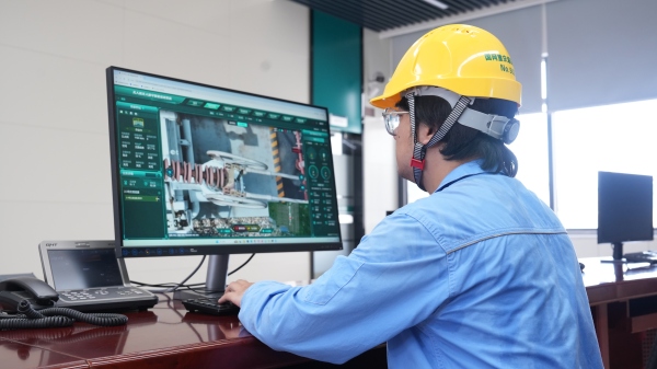 運維人員通過主控室電腦查看設備。國網重慶超高壓公司供圖