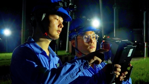 電力工作人員開展夜巡測溫和綜合特巡工作。國網重慶超高壓公司供圖