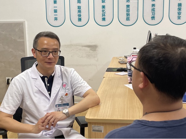 陳黎明正在與患者溝通。重慶市精神衛生中心供圖