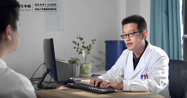 文晏正在問診中。重慶市精神衛生中心供圖