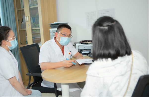 王敏建正在指導患者家長如何與孩子溝通。重慶市精神衛生中心供圖