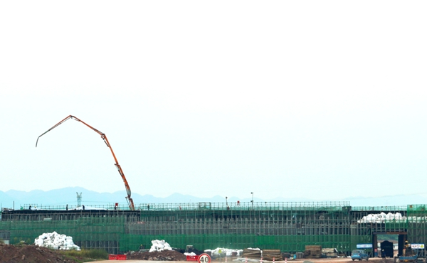 永璧高速公路丹鳳互通首跨現澆箱梁順利澆筑。曹遠華攝