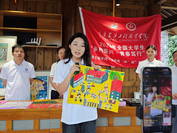 直播中，團隊成員講解磨子鄉優秀土家畫作品。胥潔蘭攝