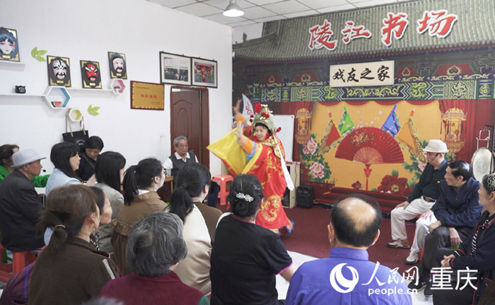 臺下觀眾聚精會神觀看演出。人民網記者 劉祎攝