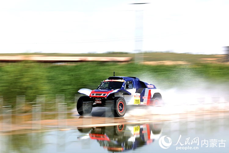 8月22日，參賽車手在中國庫布齊沙漠越野賽暨中國汽車越野拉力錦標賽杭錦旗分站賽排位賽比賽中。王劭凱攝