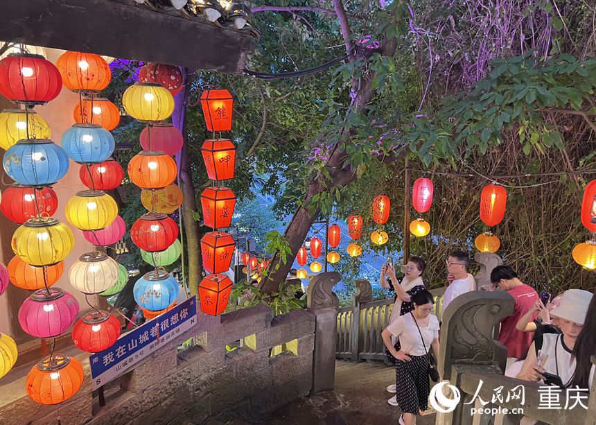 游客夜游山城巷。人民網記者 胡虹攝