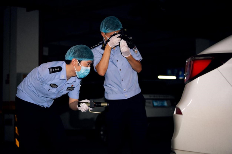 陳冰（左）帶隊開展現場勘查。兩江新區公安分局供圖