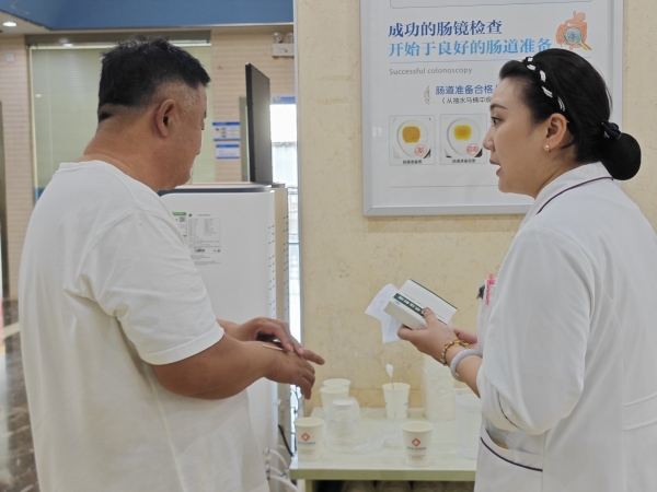 患者拿藥。重慶東大肛腸醫院供圖