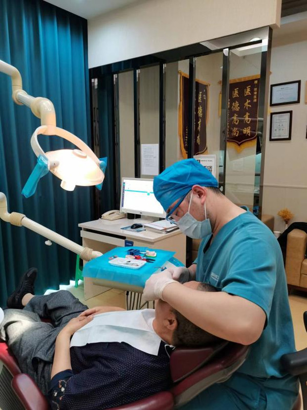 醫生為患者檢查。泰康拜博口腔供圖
