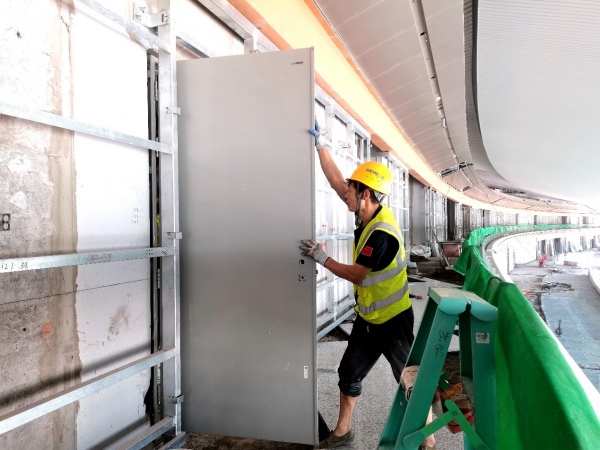 江北國際機場T3B航站樓防火門正在安裝中。企業供圖