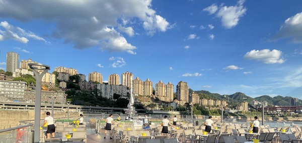 工作人員在烈日下進行清潔、消毒工作。重慶長航供圖。