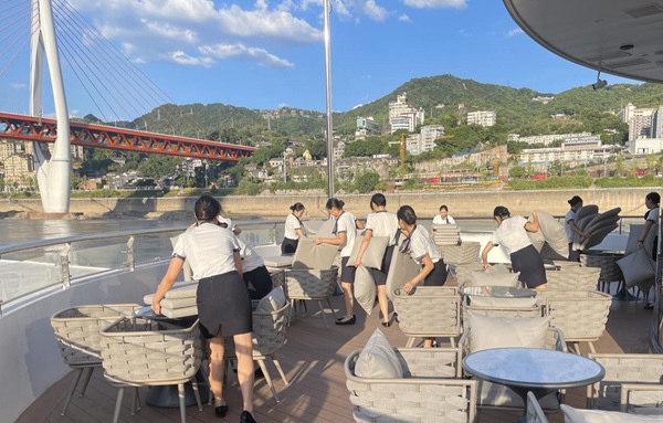 重慶長航工作人員認真做好清潔衛生。重慶長航供圖。