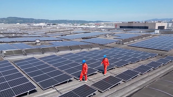 電力員工開展屋頂光伏巡檢工作。國網重慶永川供電公司供圖