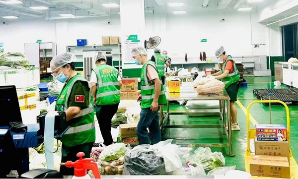 深夜12點，重慶渝途物流科技有限公司的工作人員“開工”。豐都實業供圖。