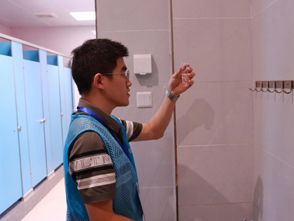 市水投集團渝水股份高新區分公司檢驗員在大學城開展水質檢測。羅會攝