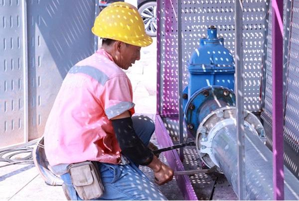 市水投集團渝水股份高新區分公司搶修班組開展供水管道搶修。羅會攝