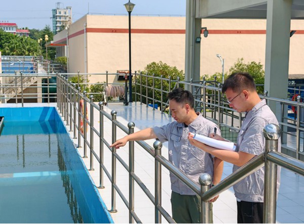 營業所工作人員巡查水廠運行情況。市水投集團渝水股份高新區分公司供圖 華龍網發