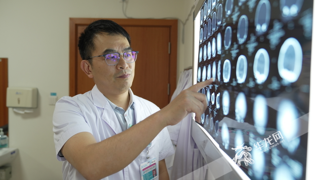 李祿生正在講解患兒情況。華龍網記者 劉釗 攝