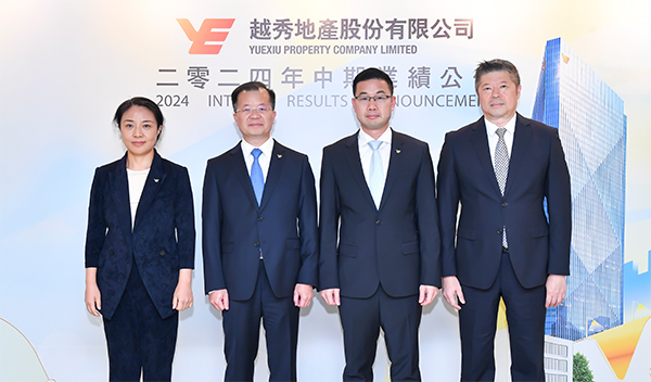 董事長及執行董事林昭遠（左二）、聯席總經理及執行董事朱輝松（右二）、 財務總監及執行董事陳靜（左一）、總經理助理姜永進（右一）。越秀地產供圖