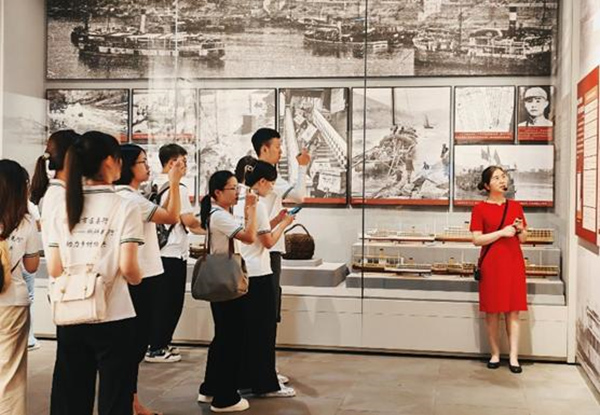解說員引領師生參觀盧作孚紀念館。重慶對外經貿學院供圖