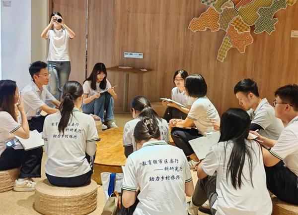 東升村黨總支書記、村主任江洪流與小分隊交流。重慶對外經貿學院供圖