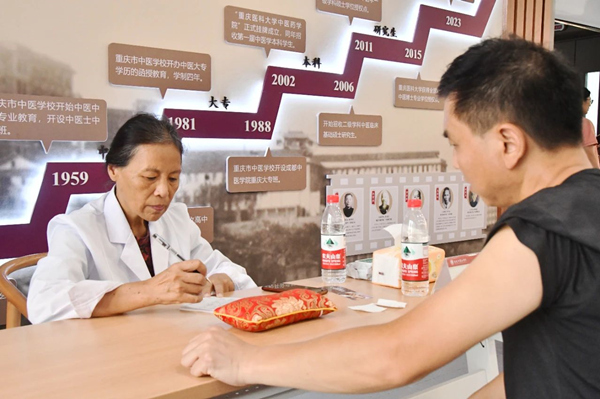 重慶市名中醫、重慶中醫藥學院教授洪蕾為學生家長看診。重慶中醫藥學院供圖