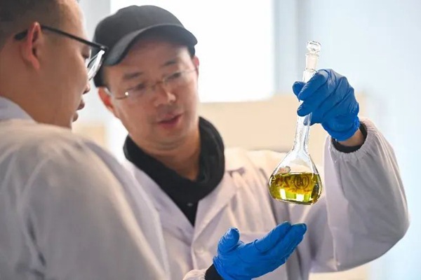 重慶新型儲能材料與裝備研究院電池組裝實驗室，研發人員正在對鎂電池正極、負極和電解液關鍵材料進行實驗。重慶兩江協同創新區供圖