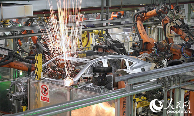 長安汽車兩江工廠，機械臂正在工作。人民網記者 劉祎攝