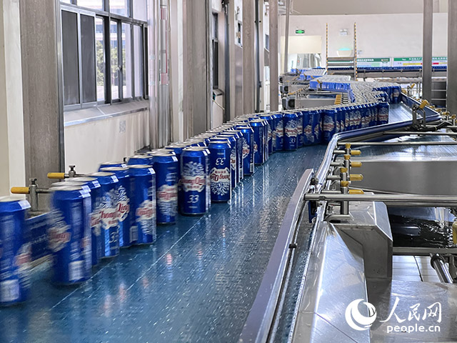 重慶啤酒包裝車間易拉罐生產線。人民網記者 胡虹攝