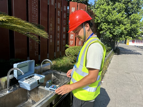 重慶水務集團江津供排水公司工作人員現場檢測校內管網水質。重慶水務集團供圖