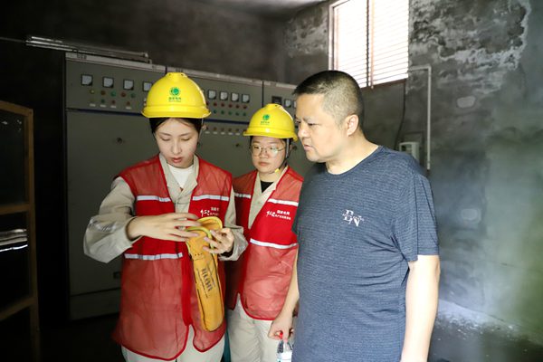 服務隊隊員在棠香小學配電房開展安全檢查。國網重慶永川供電公司供圖