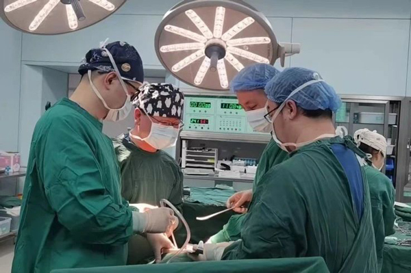 醫生手術中。重慶松山醫院供圖