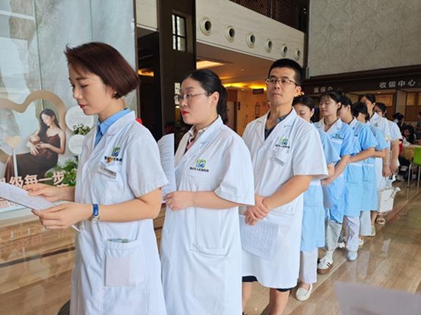 獻血活動現場。重慶東大肛腸醫院供圖