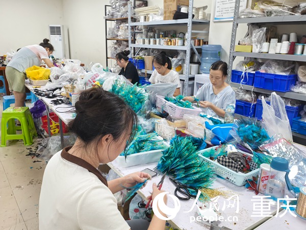 社區居民在“巧手夢工坊”工作。人民網記者 馮文彥攝