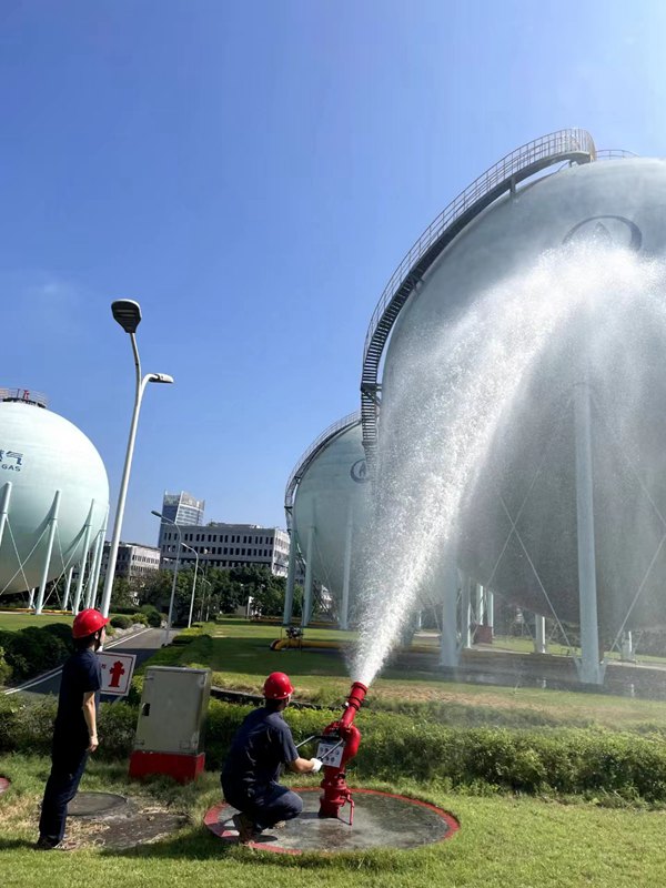 重慶燃氣集團工作人員正在對天然氣儲氣罐進行噴水降溫。重慶燃氣集團供圖