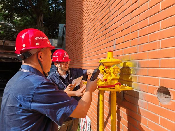 重慶燃氣集團工作人員檢查燃氣設施設備。重慶燃氣集團供圖 