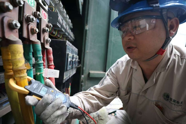 楊孟正在進行電力搶修工作。（資料圖）受訪單位供圖