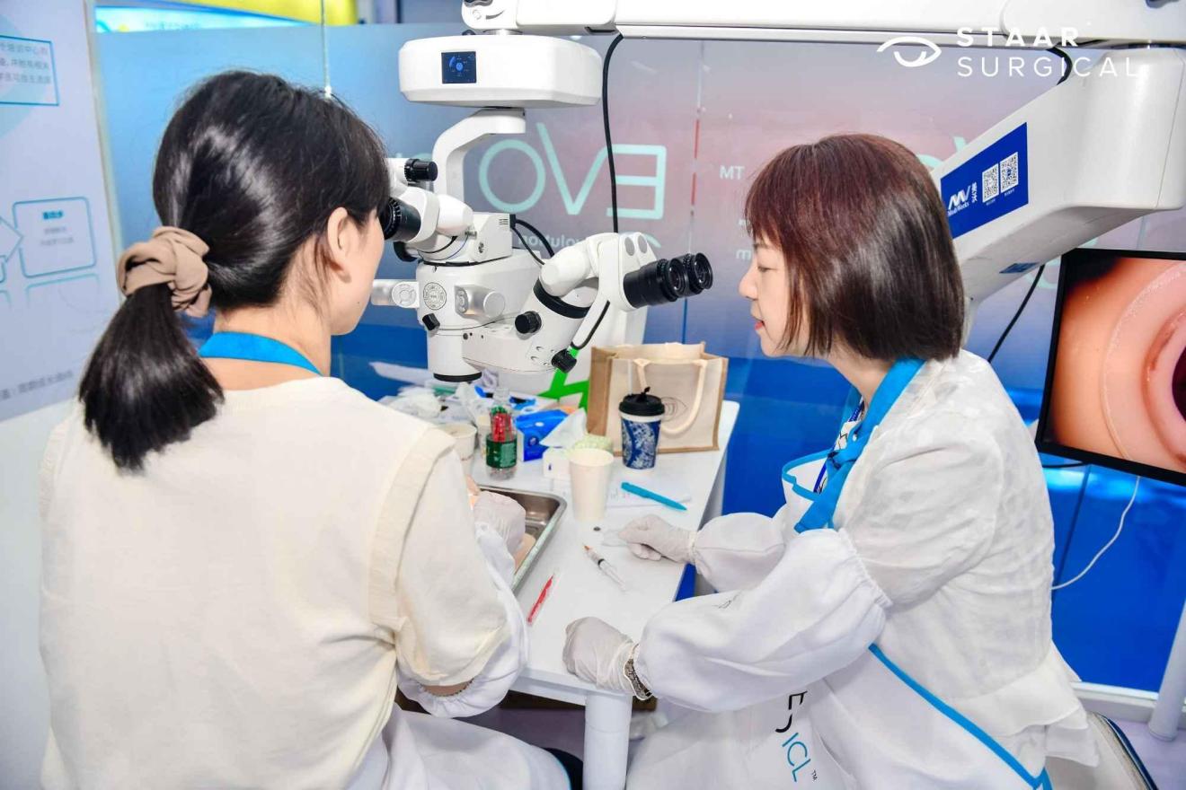 汪紅帶教現場。重慶華廈眼科醫院供圖