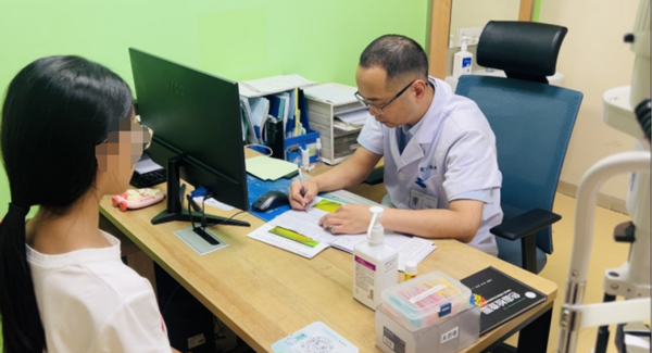 醫生查看復查結果。重慶愛爾兒童眼科醫院供圖