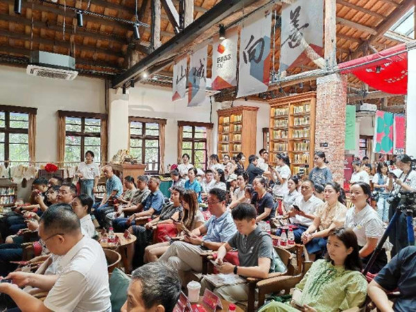 山城巷慈善街區開街現場。重慶華美整形外科醫院供圖