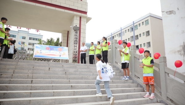 學校領導和學生志愿者在校門口列隊歡迎同學返校。重慶市武隆區江口中學校供圖