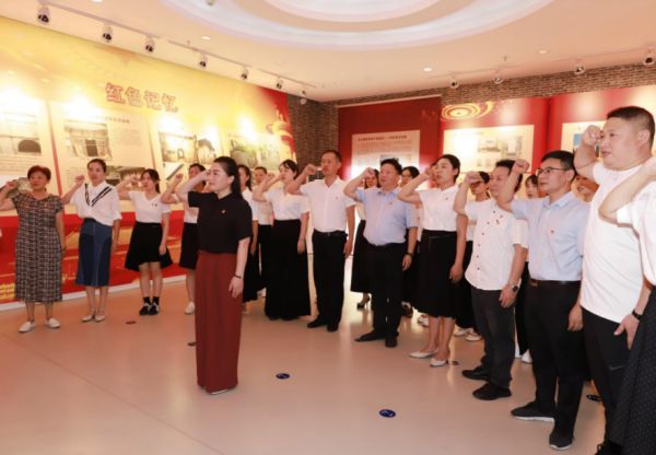 重溫入黨誓詞。永川區紅旗小學供圖