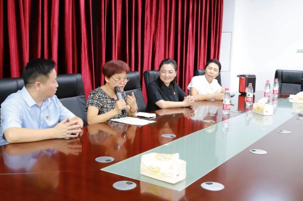 該校退休教師郭敏為青年教師講述從教故事。永川區紅旗小學供圖