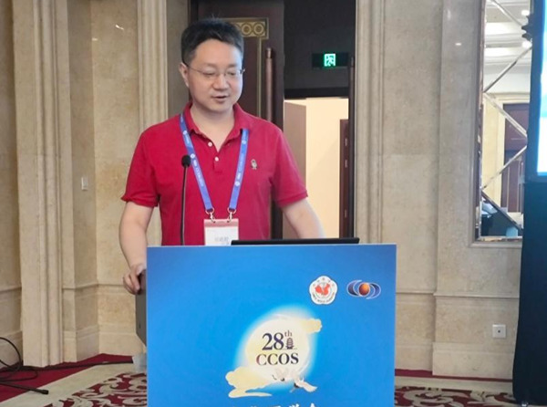 劉銳上臺分享。重慶愛爾眼科醫院總院供圖