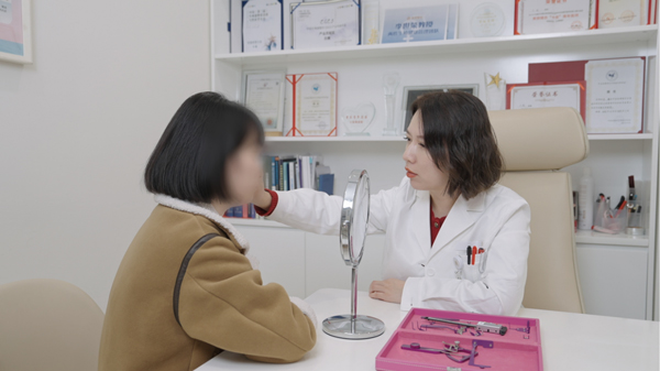 呂巍正在看診。重慶星榮整形外科醫院供圖