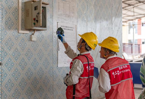 對蔬菜凍庫安全用電進行檢查。國網重慶永川供電公司供圖