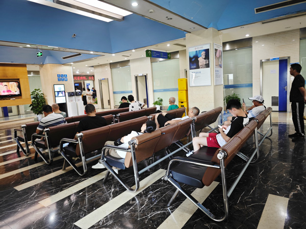 患者等待檢查。重慶東大肛腸醫院供圖