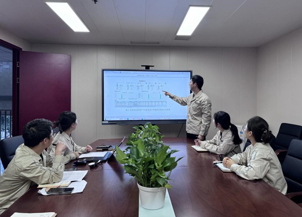 國網重慶物資公司員工正在探討物資里程碑計劃。李柯怡攝