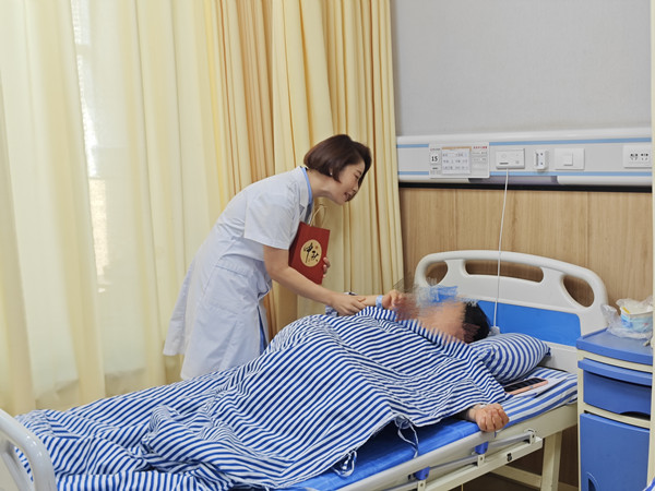 醫院為患者送月餅。重慶東大肛腸醫院供圖