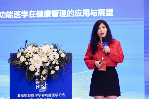 劉婷上臺分享。重慶松山醫院供圖